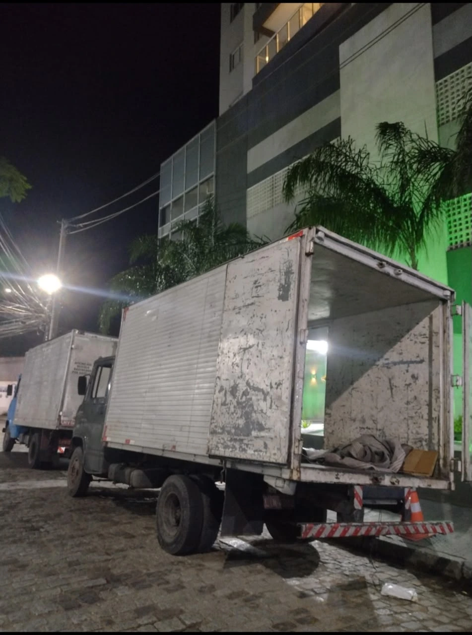 Caminhão baú durante uma mudança